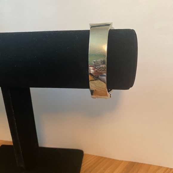 2/$20 MIX AND MARCH JEWELRY BUNDLE SILVER ROSE CUFF BRACELET - Picture 5 of 6